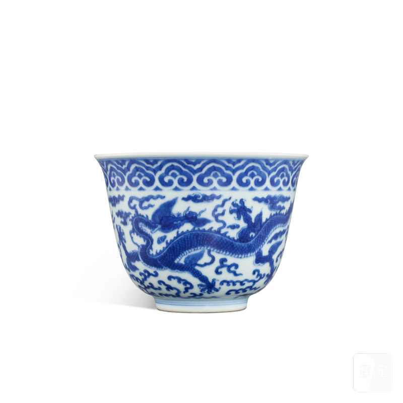A blue and white Ming-style 'dragon' cup, Mark and period of Qianlong | 清乾隆 青花龍紋仰鐘盃 《大清乾隆年製》款 - 图2
